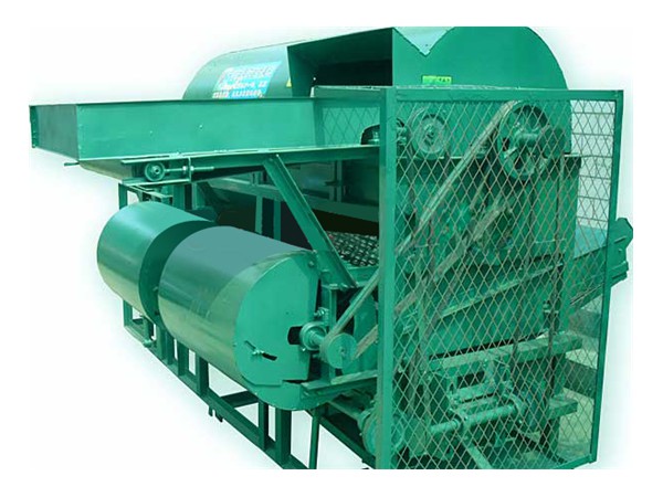 2005年中型干濕兩用花生摘果機(jī) 2005年中型干濕兩用花生摘果機(jī)